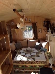 1 dormitorio con 1 cama en una casa pequeña en Schäferwagen auf'm Minibauernhof in Munster en Munster