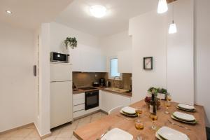 A kitchen or kitchenette at Blue Ark Comfort near Acropolis