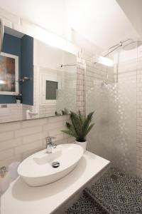 A bathroom at Blue Ark Comfort near Acropolis