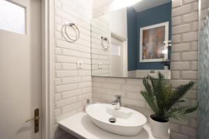 A bathroom at Blue Ark Comfort near Acropolis Még 34 kép