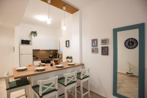 A kitchen or kitchenette at Blue Ark Comfort near Acropolis