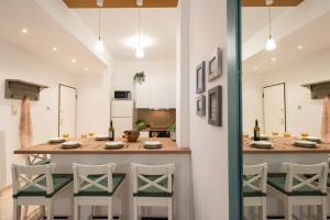 A kitchen or kitchenette at Blue Ark Comfort near Acropolis