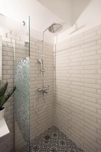 A bathroom at Blue Ark Comfort near Acropolis
