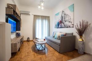 A television and/or entertainment centre at Blue Ark Comfort near Acropolis