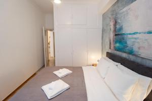 A bed or beds in a room at Blue Ark Comfort near Acropolis