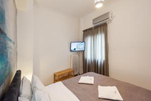 A bed or beds in a room at Blue Ark Comfort near Acropolis