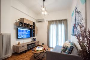 A television and/or entertainment centre at Blue Ark Comfort near Acropolis