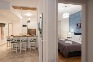 A bed or beds in a room at Blue Ark Comfort near Acropolis