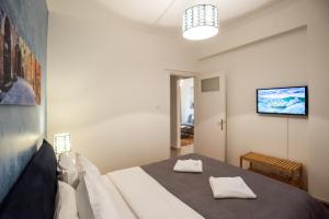 A bed or beds in a room at Blue Ark Comfort near Acropolis