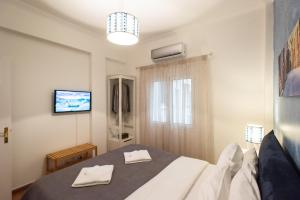 A bed or beds in a room at Blue Ark Comfort near Acropolis