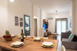A seating area at Blue Ark Comfort near Acropolis