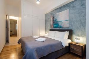 A bed or beds in a room at Blue Ark Comfort near Acropolis