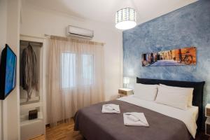 A bed or beds in a room at Blue Ark Comfort near Acropolis