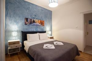A bed or beds in a room at Blue Ark Comfort near Acropolis