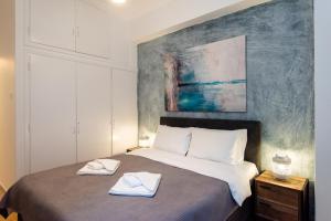 A bed or beds in a room at Blue Ark Comfort near Acropolis