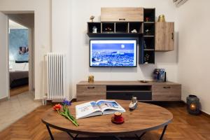 A television and/or entertainment centre at Blue Ark Comfort near Acropolis