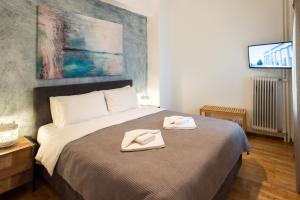 A bed or beds in a room at Blue Ark Comfort near Acropolis