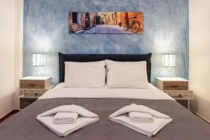 A bed or beds in a room at Blue Ark Comfort near Acropolis
