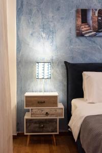 A bed or beds in a room at Blue Ark Comfort near Acropolis