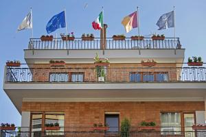 Rõdu või terrass majutusasutuses BeYou Hotel Ponte Milvio