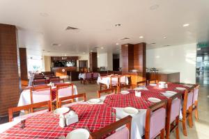 En restaurant eller et spisested på Gorkha Garden Hotel