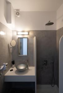 Bilik mandi di Hotel Goulielmos