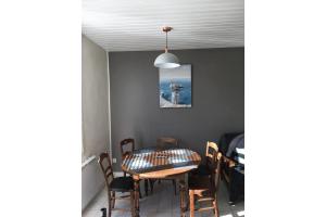 ein Esszimmer mit Tisch und Stühlen in der Unterkunft La Tranquille - Maison pour 3 familles in La Michelière + 13 Fotos