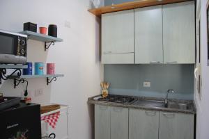 A kitchen or kitchenette at Casa Vacanze Terramare, 550 mt from the beach, close to Ortigia historic center