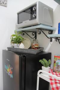 A kitchen or kitchenette at Casa Vacanze Terramare, 550 mt from the beach, close to Ortigia historic center
