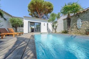 A piscina localizada em Villa Lizelya ou nos arredores