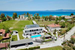 Gallery image of V luxury Suites in Pefkohori