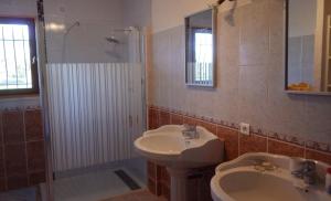 bagno con lavandino, doccia e lavandino di Chambre d'hôtes à Usclas d'Hérault a Usclas-lʼHérault Altre 9 foto