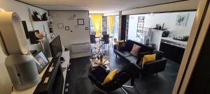 an aerial view of a living room with couches at L'instant in Cayeux-sur-Mer