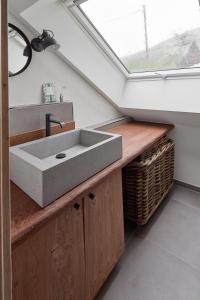 ein Bad mit einem Waschbecken und einem Fenster in der Unterkunft Berner´s-Chalet in Weinstadt