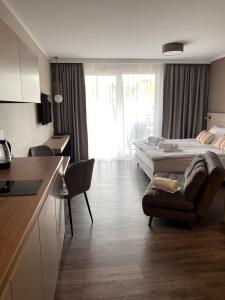 een hotelkamer met 2 bedden en een keuken bij Bel Mare Apartament E338 FREE PARKING in Międzyzdroje