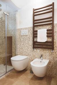 een badkamer met een wastafel, een toilet en een douche bij Trullo 100 Passi in Alberobello