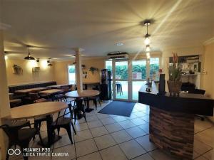 - un restaurant avec des tables et des chaises dans une salle dans l'établissement Quick Palace Anglet, à Anglet