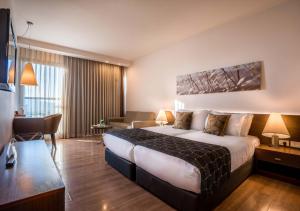 Un pat sau paturi într-o cameră la Lavi Kibbutz Hotel
