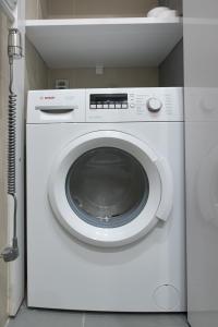 uma máquina de lavar roupa branca sentada num quarto em Amazing apartment 2 min to Acropolis em Atenas
