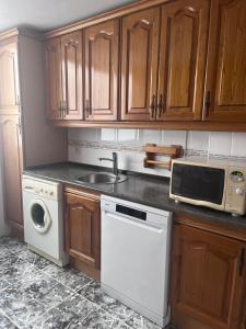 Kuchnia lub aneks kuchenny w obiekcie A 1 MINUTO DE LA PLAYA Alojamiento 2 habitaciones - Aire Acc y ascensor