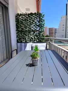 niebieski stół piknikowy z doniczkową rośliną na balkonie w obiekcie A 1 MINUTO DE LA PLAYA Alojamiento 2 habitaciones - Aire Acc y ascensor w mieście Playa de Gandia