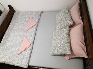 Łóżko lub łóżka w pokoju w obiekcie Apartmani Novak - Vir
