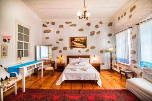 1 dormitorio con cama y escritorio. en Afet Hanim Konagi, en Alacati