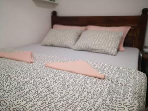 Łóżko lub łóżka w pokoju w obiekcie Apartmani Novak - Vir