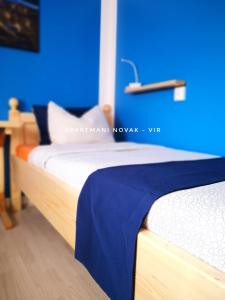 Łóżko lub łóżka w pokoju w obiekcie Apartmani Novak - Vir