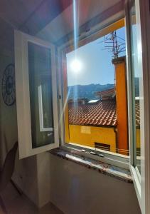 okno z widokiem na dach w obiekcie Casa Valeria w mieście Porto Santo Stefano
