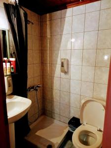 a bathroom with a toilet and a sink at Caza Latina in Chania Town