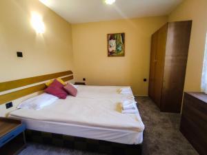 Gallery image of No Name Hotel in Velchevo