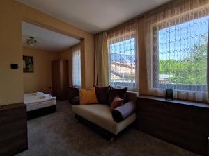 Gallery image of No Name Hotel in Velchevo