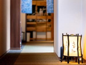 une paire de chaises assises dans un couloir dans l'établissement Guest House Nakaima, à Fukuoka